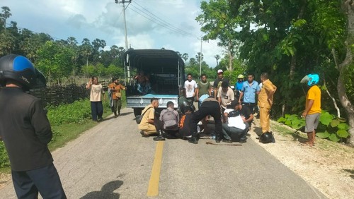 Polisi dan warga saat mengevakuasi Aipda Eliasar Beten (46) di lingkungan Namodale, Rote Ndao, NTT, Senin (1/12/2025).