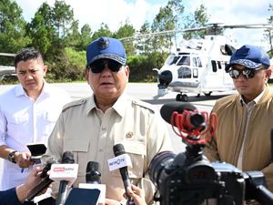 Prabowo Kunjungi Posko Pengungsian Korban Bencana Banjir di Sumut