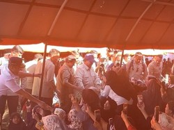 Korban Banjir Sambut Prabowo di Posko Pengungsian di Padang Pariaman