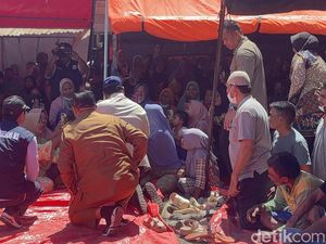 Prabowo Lesehan Dengarkan Keluhan Korban Banjir di Aceh