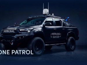 Sangar! Toyota Hilux Ini Dimodifikasi Jadi Kendaraan Anti-Drone
