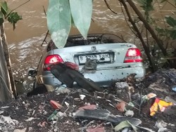 Sedan Nyebur ke Kali di Jl Raya Bogor Depok Usai Gagal Hindari Mobil