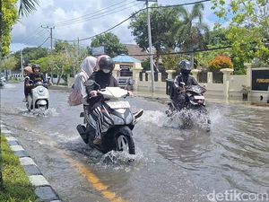 Curah Hujan Tinggi, Ruas Jalan di Mataram Terendam Banjir
