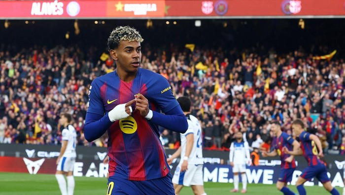 Soccer Football - LaLiga - FC Barcelona v Deportivo Alaves - Spotify Camp Nou, Barcelona, Spain - November 29, 2025 FC Barcelonas Lamine Yamal celebrates scoring their first goal REUTERS/Albert Gea