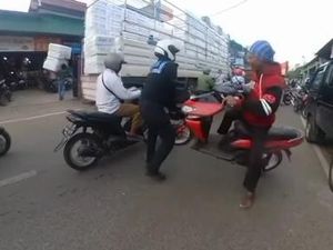 Pemotor Ngeyel Lawan Arah di Cibinong, Berakhir Ban Motornya Diangkat Polisi