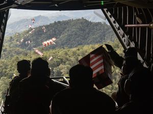 TNI AU Hujankan Heli Box Bantuan Makanan untuk Pengungsi di Tapanuli