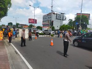 Truk Terguling di Bypass Nusa Dua gegara Kelebihan Muatan
