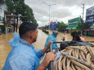 Heroik, Turis Sat Set Turun Tangan Bantu Warlok Korban Banjir Bandang