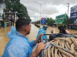 Heroik, Turis Sat Set Turun Tangan Bantu Warlok Korban Banjir Bandang