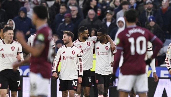 Soccer Football - Premier League - West Ham United v Liverpool - London Stadium, London, Britain - November 30, 2025 Liverpools Alexander Isak celebrates scoring their first goal with Cody Gakpo REUTERS/Tony O Brien EDITORIAL USE ONLY. NO USE WITH UNAUTHORIZED AUDIO, VIDEO, DATA, FIXTURE LISTS, CLUB/LEAGUE LOGOS OR LIVE SERVICES. ONLINE IN-MATCH USE LIMITED TO 120 IMAGES, NO VIDEO EMULATION. NO USE IN BETTING, GAMES OR SINGLE CLUB/LEAGUE/PLAYER PUBLICATIONS. PLEASE CONTACT YOUR ACCOUNT REPRESENTATIVE FOR FURTHER DETAILS..
