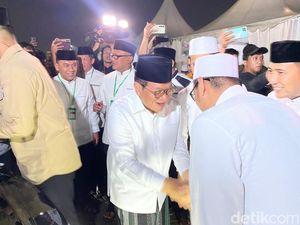Pakai Baju Putih dan Kopiah, Pramono Hadiri Reuni 212 di Monas
