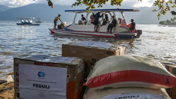 Akses Darat Putus, Distribusi Bantuan di Tanah Datar Mengandalkan Perahu