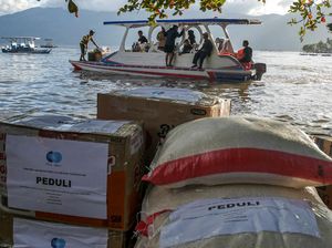 Akses Darat Putus, Distribusi Bantuan di Tanah Datar Mengandalkan Perahu