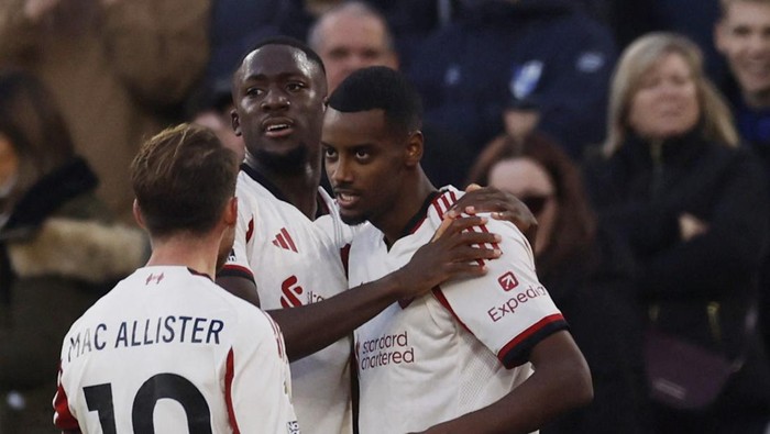 Soccer Football - Premier League - West Ham United v Liverpool - London Stadium, London, Britain - November 30, 2025 Liverpools Alexander Isak celebrates scoring their first goal Action Images via Reuters/Andrew Couldridge EDITORIAL USE ONLY. NO USE WITH UNAUTHORIZED AUDIO, VIDEO, DATA, FIXTURE LISTS, CLUB/LEAGUE LOGOS OR LIVE SERVICES. ONLINE IN-MATCH USE LIMITED TO 120 IMAGES, NO VIDEO EMULATION. NO USE IN BETTING, GAMES OR SINGLE CLUB/LEAGUE/PLAYER PUBLICATIONS. PLEASE CONTACT YOUR ACCOUNT REPRESENTATIVE FOR FURTHER DETAILS..