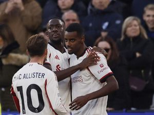 Arne Slot Pengin Lihat Liverpool yang Terus Ngotot