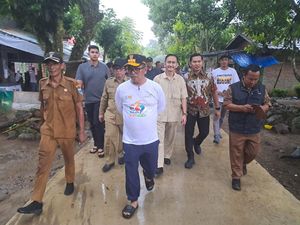 Andra Soni Tinjau Perbaikan Jalan Huntap hingga Kawasan Kumuh di Carita