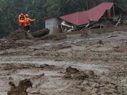 Video Kisah Ibu Peluk Anak dalam Lumpur Saat Banjir Bandang Terjang Sumbar