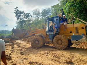 Akses Jalan Medan-Aceh Tamiang Mulai Terbuka, Bantuan Disalurkan