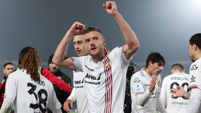 BOLOGNA, ITALY - DECEMBER 01: Jamie Vardy of Cremonese celebrates scoring his second goal during the Serie A match between Bologna FC 1909 and US Cremonese at Renato DallAra Stadium on December 01, 2025 in Bologna, Italy. (Photo by Timothy Rogers/Getty Images)