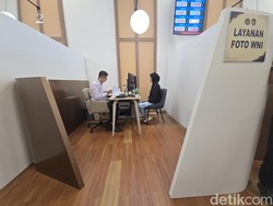 Amel dan Lia Antusias Coba Layanan Campus Immigration Point Undip di Semarang