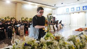 Doa dan Bunga untuk Korban Kebakaran Wang Fuk Court Hong Kong