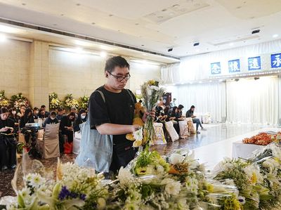 Doa dan Bunga untuk Korban Kebakaran Wang Fuk Court Hong Kong