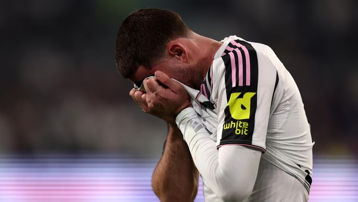 ALLIANZ STADIUM, TORINO, ITALY - 2025/11/29: Dusan Vlahovic of Juventus Fc despairs after his injury during the Serie A football match between Juventus Fc and Cagliari Calcio. Juventus Fc wins 2-1 over Cagliari Calcio. (Photo by Marco Canoniero/LightRocket via Getty Images)
