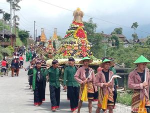 Meriahnya Festival Gunungan di Ketep Pass Magelang, Dihias Naga hingga Semar