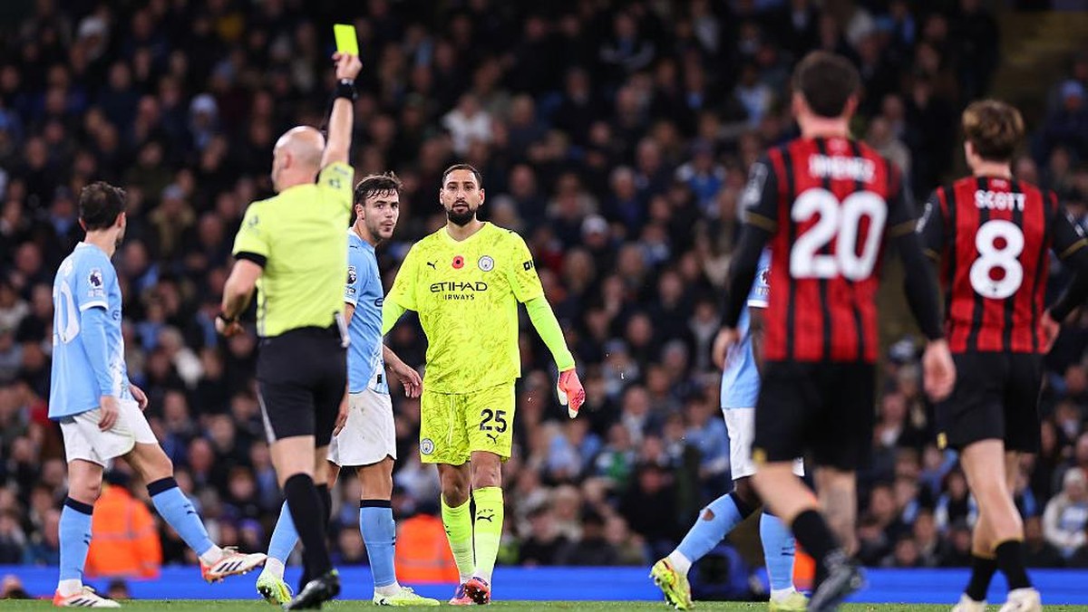 Kiper Manchester City Gianluigi Donnarumma sudah mendapat empat kartu kuning di Premier League (Foto: Getty Images/Robbie Jay Barratt - AMA)