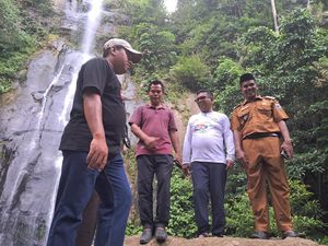 Ke Curug Cimanggung, Andra Soni Dicurhati Pedagang soal Akses Jalan Rusak