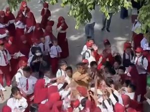 Guru SD Terdakwa Pelecehan Disambut Haru Siswa Saat Pamit dari Sekolah