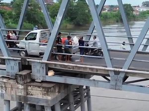 Aksi Seenaknya 4 Pria Buang Limbah Ayam Potong di Sungai Brantas Jombang