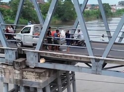 Aksi Seenaknya 4 Pria Buang Limbah Ayam Potong di Sungai Brantas Jombang