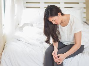 Pernah Dengar Bunyi Krek di Lutut Saat Berdiri? Dokter Ungkap Penyebabnya