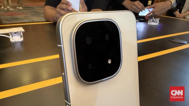 Ponsel flagship IQOO 15 resmi dirilis di Indonesia pada Selasa (2/12), menjadi ponsel pertama yang membawa chipset Snapdragon 8 Elite Gen 5 ke Tanah Air.