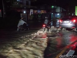 Jalan Jogja-Solo Dekat Terminal Delanggu Tergenang, Sejumlah Motor Mogok