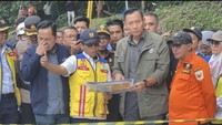 Datangi Jalan Lembah Anai yang Putus, AHY Sebut Butuh 2 Minggu untuk Perbaikan