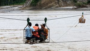 Jembatan Juli Putus Diterjang Banjir, Warga Aceh Kini Menyeberang Lewat Kabel Baja