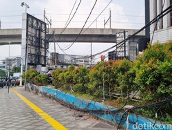 Warga Keluhkan Kabel Menjuntai Sampai Trotoar di TB Simatupang Jaksel