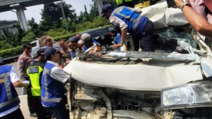 Kecelakaan lalu lintas melibatkan sebuah mobil pikap dan truk terjadi di Tol Jagorawi Km 12. (Dok istimewa).