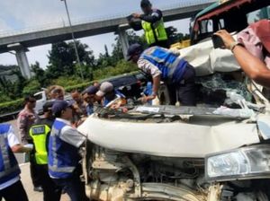 Truk Tabrak Pikap di Tol Jagorawi Arah Bogor, Sopir Luka Berat