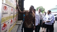 Mendag Serahkan Donasi Kemendag Peduli untuk Korban Bencana di Sumatera