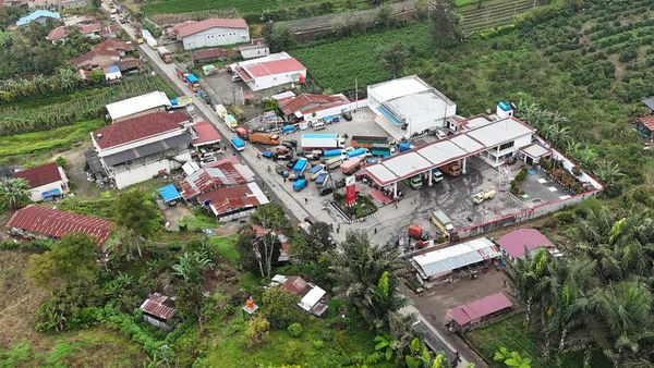 Kendaraan Mengular Antre BBM di SPBU Bikin Jalanan Karo Macet Panjang