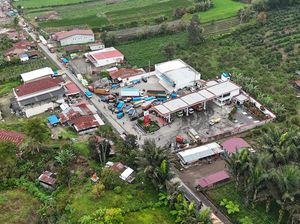 Kendaraan Mengular Antre BBM di SPBU Bikin Jalanan Karo Macet Panjang
