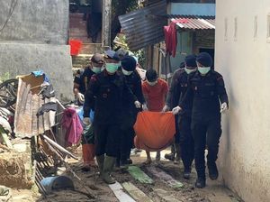 Personel Brimob Temukan Jenazah Orang Tua saat Evakuasi Korban di Sibolga