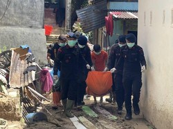 Personel Brimob Temukan Jenazah Orang Tua saat Evakuasi Korban di Sibolga