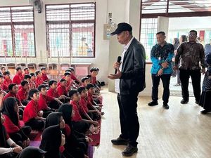 Kunjungi SRMP 2 Medan, Wamensos Bangkitkan Semangat Siswa Sekolah Rakyat