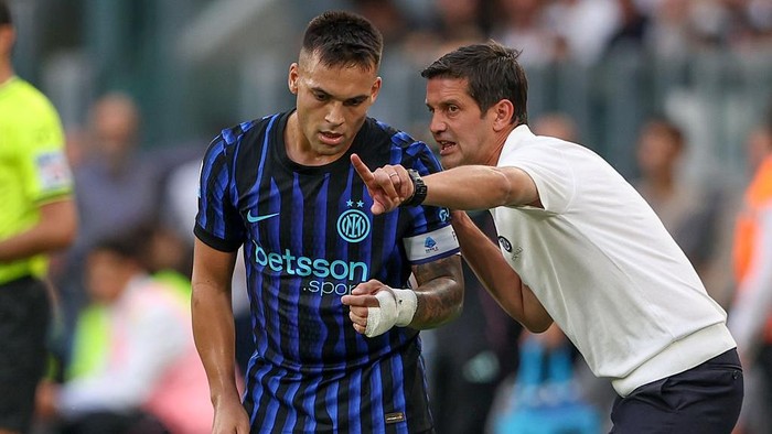 TURIN, ITALY - 2025/09/13: Lautaro Martinez (L) and Coach Cristian Chivu of Inter (R) seen during the Serie A 2025/2026 match between Juventus FC and Inter at Allianz Stadium. Final score Juventus FC 4 : 3 Inter. (Photo by Grzegorz Wajda/SOPA Images/LightRocket via Getty Images)