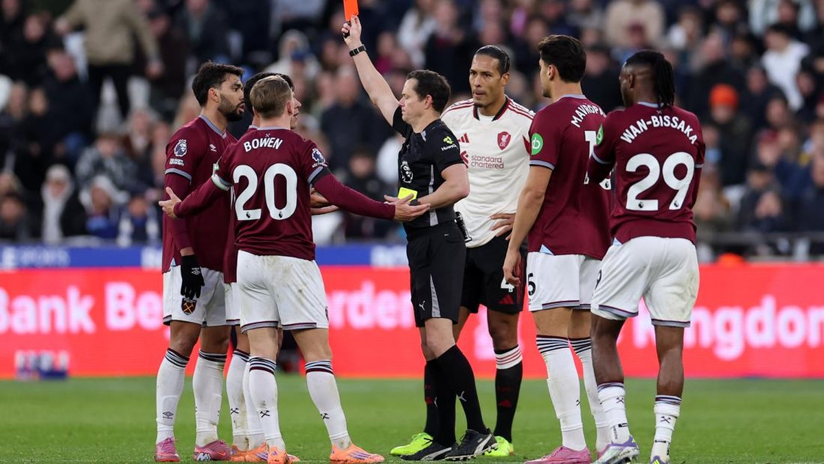 Momen Lucas Paqueta (kiri) dikartu merah di laga West Ham United vs Liverpool. (Foto: Alex Pantling/Getty Images)