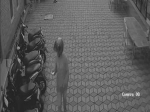 Maling di Pasuruan Terekam CCTV dengan Santai Pilih Motor untuk Dicuri